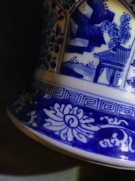 Een Chinese blauwwitte vaas met floraal decor, Kangxi